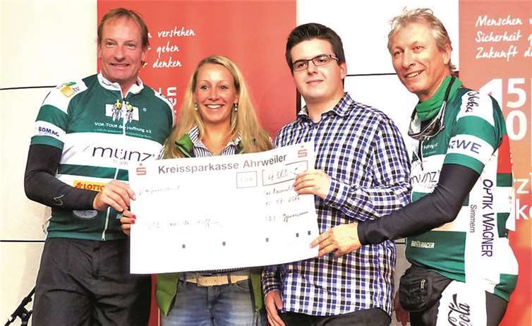 Bobfahrer Christoph Langen und Eiskunstläufer Norbert Schramm freuten sich über 4.000 Euro vom Are-Gymnasium.