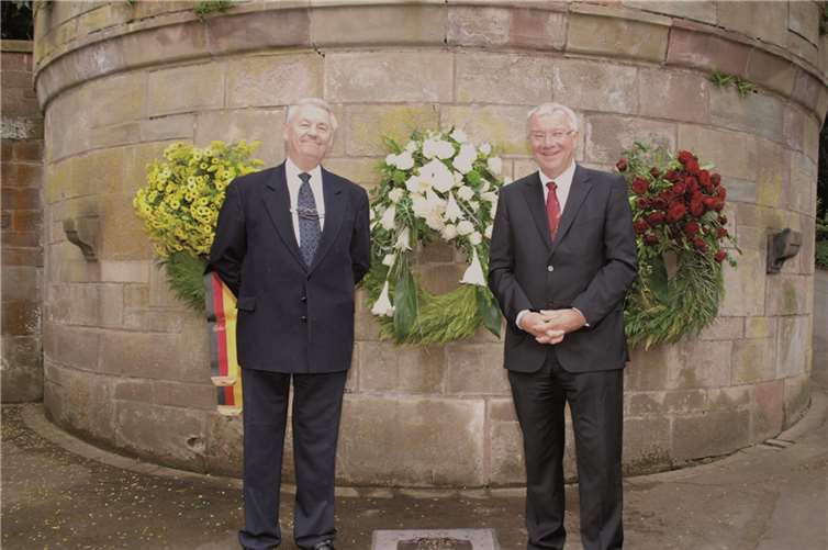 Bodo Bechler, 1,Vorsitzender des BDV, Kreisgruppe Koblenz übernahm zusammen mit Oberbürgermeister Joachim Hofmann-Göttig die Einweihung der neuen Gedenktafel auf dem Hauptfriedhof am Hochkreuz des Ostens. (v.l.).US