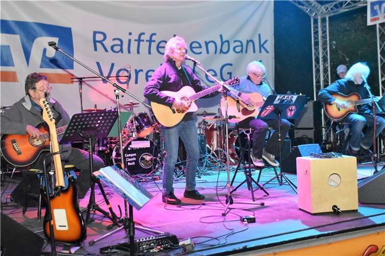 „Bömmel“ Lückerath begeisterte die Gäste mit kölschen Liedern der „Bläck Fööss“