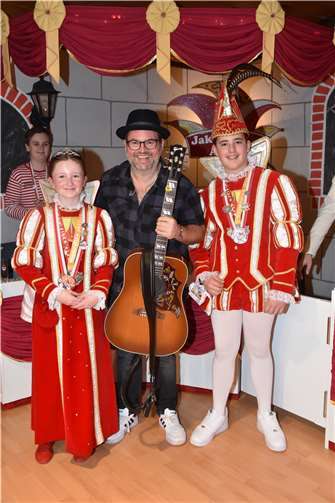 Börn Heuser war als erster Künstler auf der Bühne und gesellte sich gerne zum Ollheimer Kinderprinzenpaar.