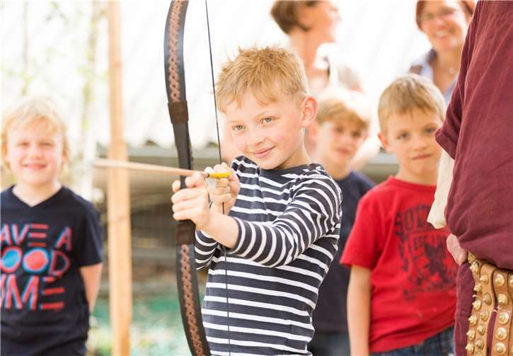 Bogenschießen, ein römisches Mosaik legen, Pferde satteln sind Möglichkeiten neben den Erlebnisführungen im Römerbergwerk. Simon Zimpfer