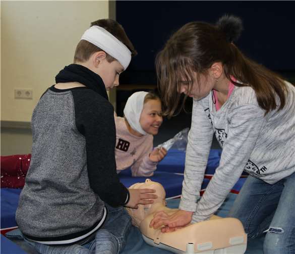 Bojan und Stella bei derHerz-Lungen-Wiederbelebung in der 2-Helfer Methode.