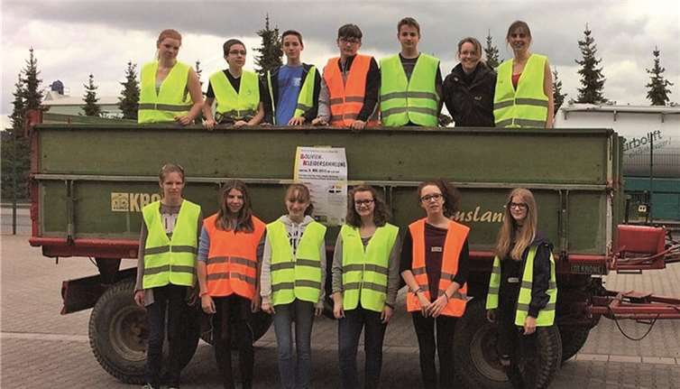Bolivienkleidersammlung - beim Verladen an der Sammelstelle Kretz. privat