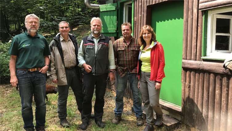 Bolko Haase, Horst Gies, Winand Schmitz, Ralf Schmidt und Mechthild Heil an der Forsthütte.privat