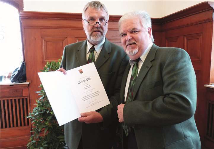 Bolko Haase (Leiter des Forstamtes Ahrweiler) verabschiedete Dazert in den wohlverdienten Ruhestand und überreichte ihm eine entsprechende Urkunde.