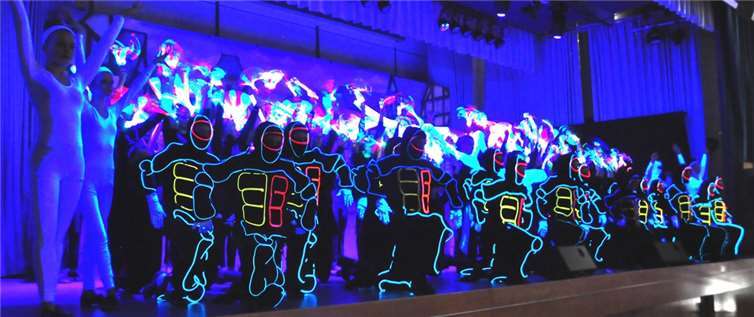 Bombastische Aktionen ließen Beifall aufbrausen.