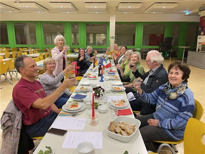 „Bon appétit“ war in der Mensa der Hans-Dietrich-Genscher-Schule in Berkum zu hören, als der Partnerschaftsverein Wachtberg zu einem französischen Kochevent eingeladen hatte. Foto: privat