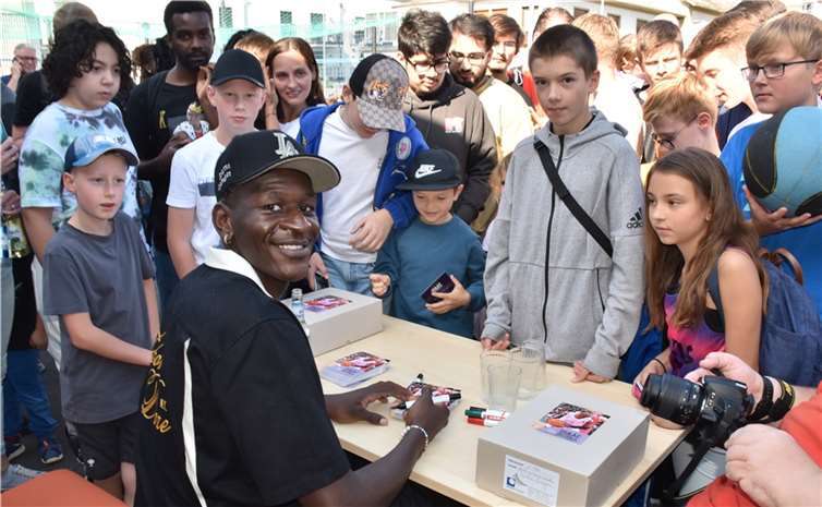 Bonga hatte viele Autogrammwünsche zu erfüllen. Fotos: HEP