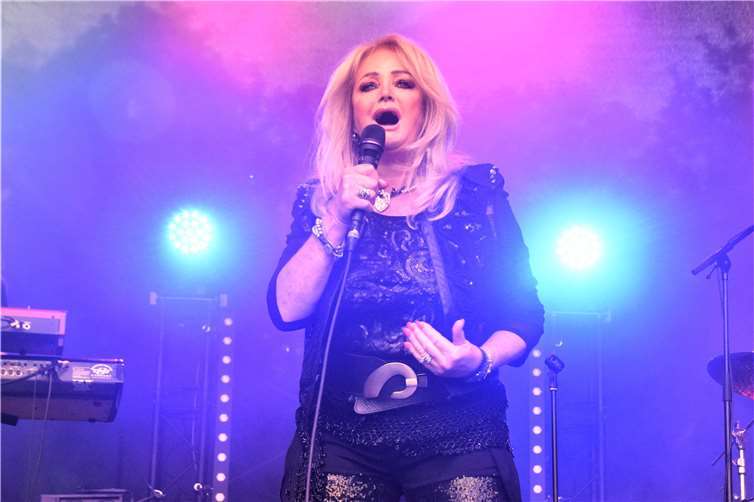Weltstar Bonny Tyler begeisterte über 3.000 Gäste Bonnie Tyler heizte den Zuschauern am Freitagabend ein.
