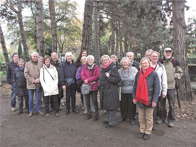 Bonns Friedhöfe haben Atmosphäre und Geschichte: Der Bürgerverein auf dem Friedhof am Platanenweg in Beuel.privat