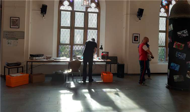 Boogie Chillun bei der Erstellung einer Collage im Alten Rathaus.