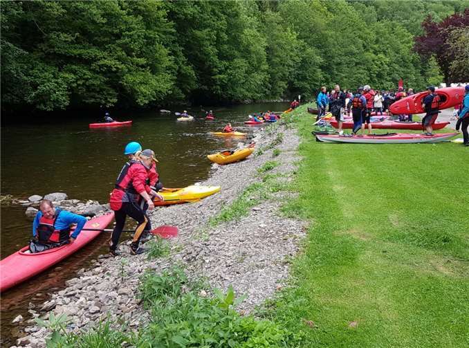 Boote einsetzen zur ersten Tour auf der Ourthe.Fotos: privat