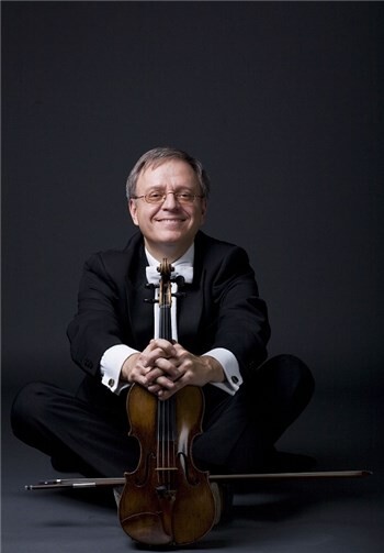 Boris Garlitsky spielt mit jungen Streichern.Foto: privat