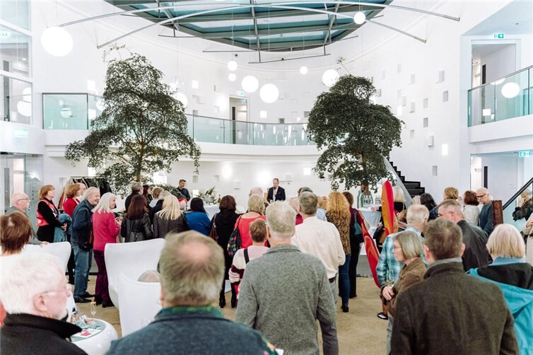 Boris Nannt, Vorstandsvorsitzender der ADG, eröffnete die Vernissage.