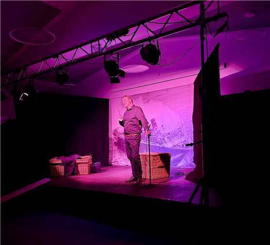 Boris Weber schaffte es, durch seine fesselnde Erzählung das Publikum unmerklich in Passagiere des Luxusliners „Virginian“ zu verwandeln. Foto: Hans Didi