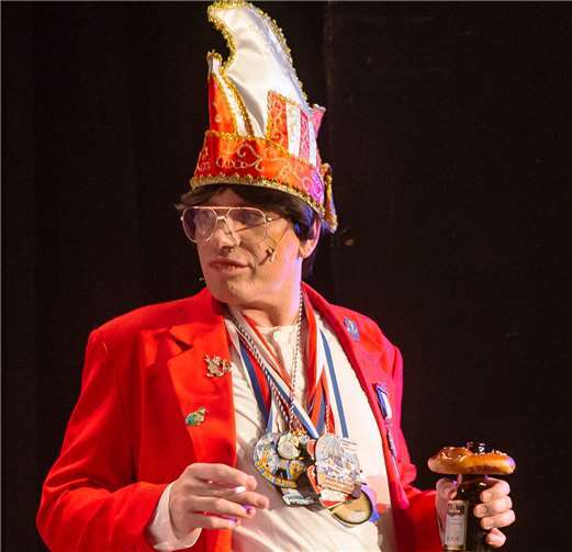 Boris Weber steht wieder als Sitzungspräsident Rainer auf der Bühne. Foto: Eckhard Schwabe