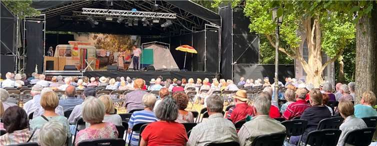 Boris Webers beliebtes Theaterstück „Campingplatz Sardella 1“ entlockte den Seniorinnen und Senioren trotz hoher Temperaturen einen Lacher nach dem anderen. Foto: Stadt Neuwied
