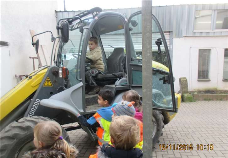Boris weiß bereits, wie man den Radlader fährt und bedient.