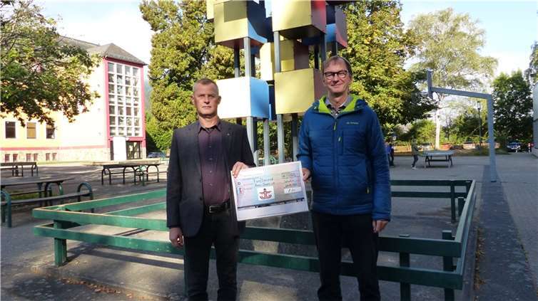 Borys Ivánchov (l.), Vereinsvorsitzender Rhein-Dnipro e.V., rechts Schulleiter Rudolf Loch.