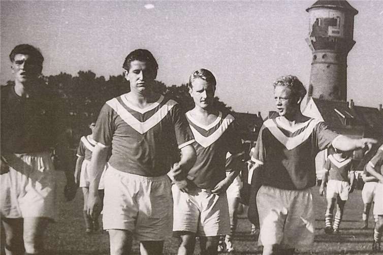 "Boss" Helmut Rahn, der Siegtorschütze der WM 1954, bei einem Spiel am Wasserturm.Quelle: Ulf Steffenfauseweh