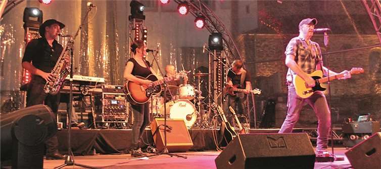 Bosstime – a tribute to Bruce Springsteen brachte Stimmung auf den Kirchplatz.