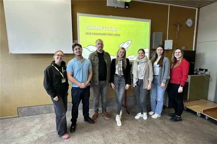 Boten den Schülerinnen und Schülern viele Informationen: Lisa Bauer (Leitung/Berufsstart), Raphael Badiian (Leitung), Jan Keller (Wohnen), Jill Wagner (Wohnen), Lara Fritsche (Finanzen), Larissa Fink (Steuern), Alina Kläsgen (Steuern).