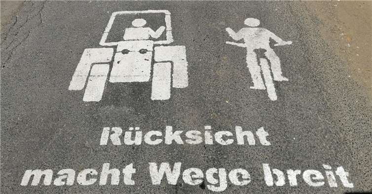 Botschaft auf dem Boden: Piktogramme mahnen zu Rücksicht.  Foto: privat