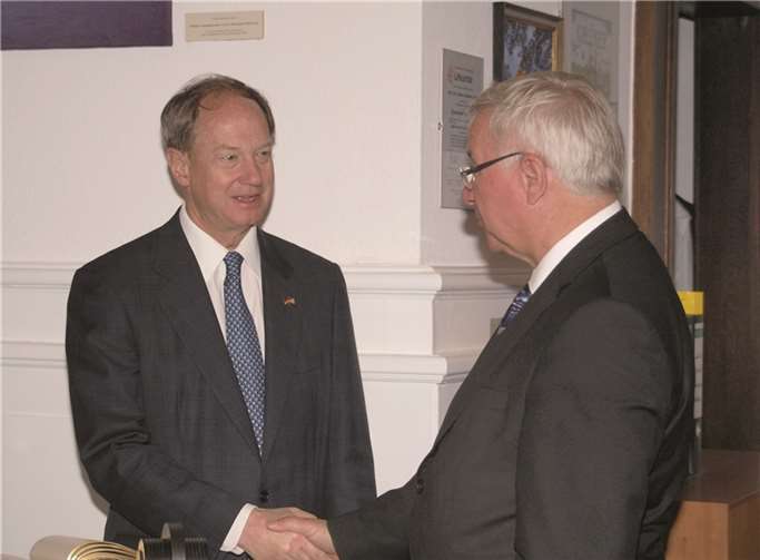 Botschafter John Bonnell Emerson und Oberbürgermeister Joachim Hofmann-Göttig nach einem herzlichen Gespräch.