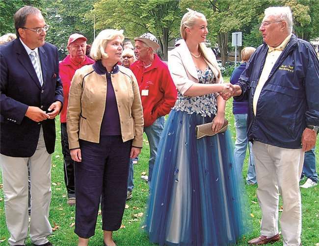 Boule-Treff-Vorsitzender Rudolf Helbing (rechts) zeigte sich bei Brunnenkönigin Maren Kraus, bei der Stadtbürgermeisterin Gabriele Hermann-Lersch und Verbandsbürgermeister Bernd Weidenbach für deren Unterstützung und das Mitwirken bei der Turnier-Eröffnung erkenntlich. FA