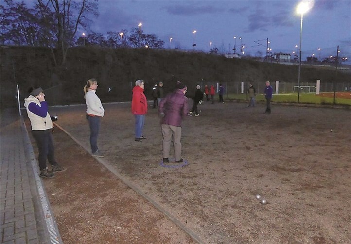 Boule gespielt wird in Urmitz nicht nur bei Sonnenschein, sondern auch in den Abendstunden bei Flutlicht. privat