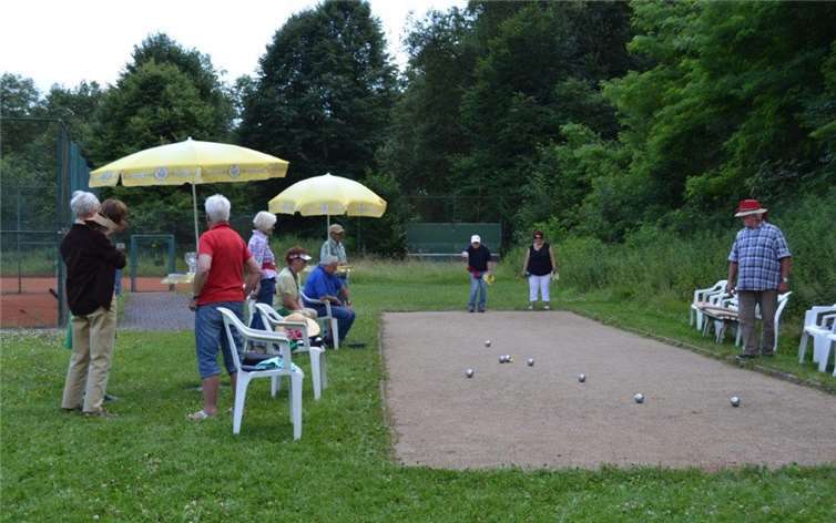 Boule ist das gefühlvolle Werfen mit Eisenkugeln über einen einigermaßen ebenen Platz. Vor allem aber: französische Lebenskunst pur. Ein klein wenig davon will der Verein auch mit dem Spiel nachempfinden. Und Spaß hat man auch noch - jede Menge!privat