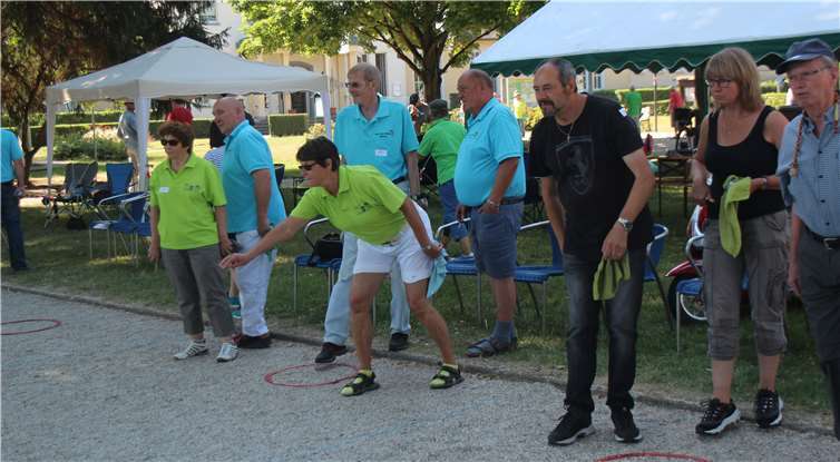 Ein Team des 1. Boule-Treffs Bad Breisig belegte sensationell den 1. Platz Boulespieler in ihrem Element. Zielsicher kämpfen sie um den Sieg.