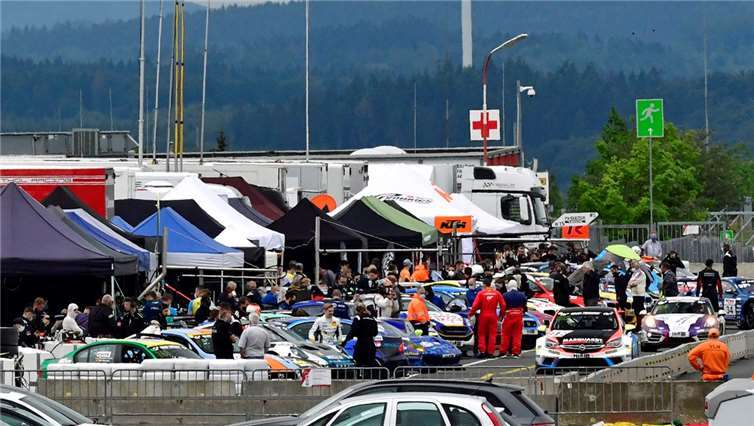 Boxenanlagen in den Outdoor-Bereich des Fahrerlagers.