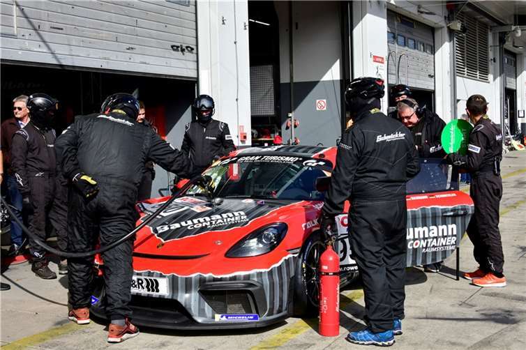 Boxenstopp beim Team von Schmickler Performance.