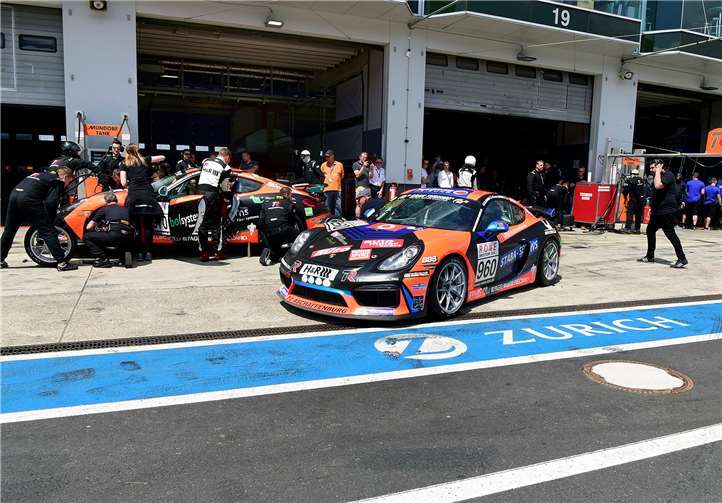 Boxenstopp der beiden Porsche Cayman GT4 CS vom Team Teichmann Racing.