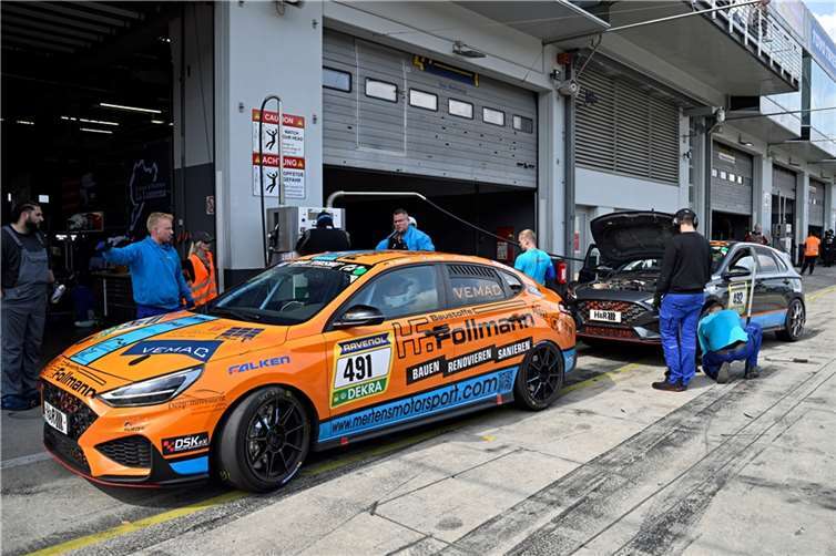 Boxenstopp für den Hyundai i30N des Teams Mertens Motorsport, dessen Piloten zurzeit Rang zwei der Tabelle belegen.  Fotos: BURG
