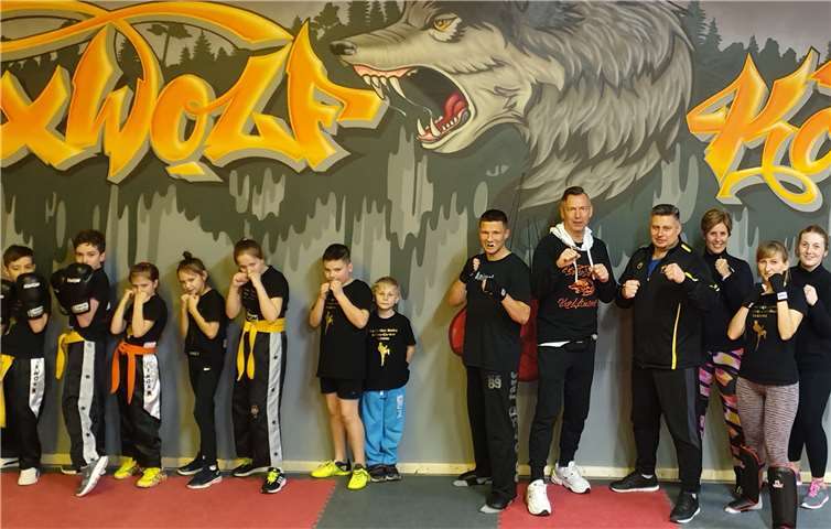 Boxwolf Koblenz bewirbt sich als „Verein des Monats“. Valeriy Gerasymenko (4.v.re.), Trainer Kickboxen und daneben Christoph Alfred Wolf, Trainer Boxen.Foto: privat