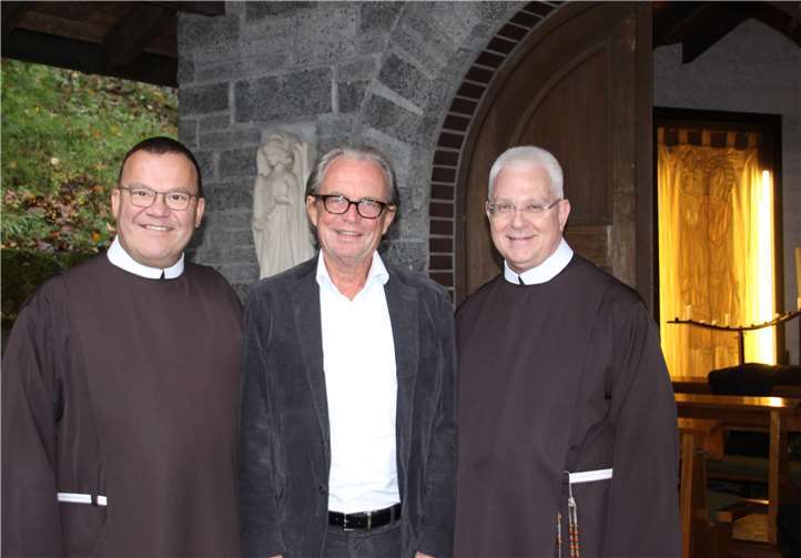 Br. Bonifatius (Gerneralökonom der Franziskanerbrüder vom Heiligen Kreuz), Michael Dömer (Neffe von Prälat Albert Dömer) und Br. John Francis (Generalsuperior der Franziskanerbrüder vom Heiligen Kreuz). Fotos: privat