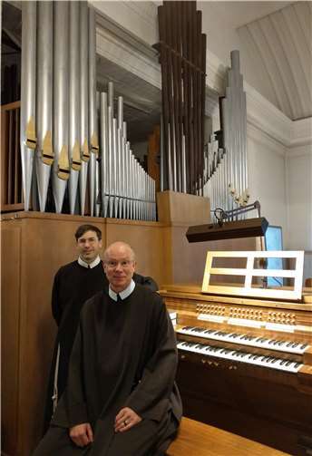 Generalsanierung der Orgel in der Klosterkirche Br. Michael, Superior von Kloster Ebernach, und Br. Matthias freuen sich über Ihre Spende zur Sanierung der Orgel. Foto: privat