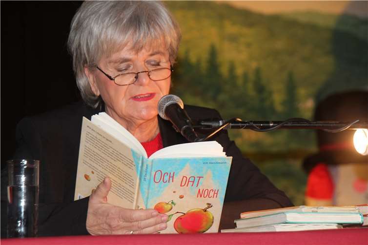 Brachte das Publikum gekonnt zum Lachen: Autorin und Kabarettistin Elfi Steikmann, eine Frau wie für die Bühne geboren.