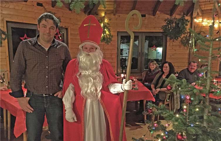 Brachte die Alten Herren zum Schmunzeln: Der Nikolaus beim DJK Königsfeld. privat
