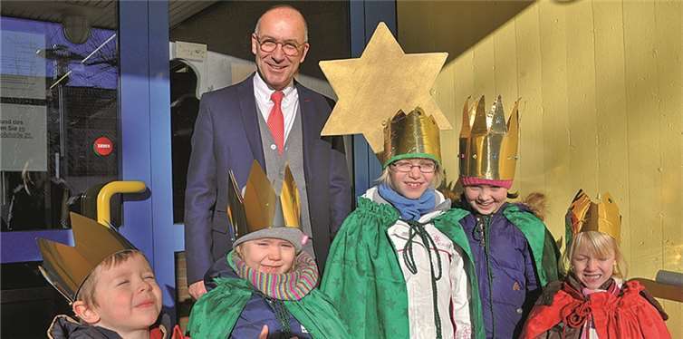 Brachten den Segen in das Meckenheimer Rathaus: die Sternsinger von St. Johannes der Täufer mit Bürgermeister Bert Spilles. Stadt Meckenheim
