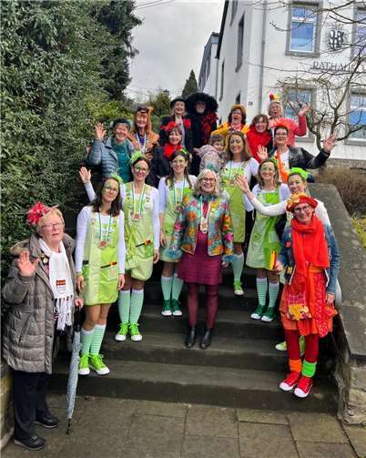 Bräpe Möhnen vor dem Rathaus.  Foto: Katja Schuster