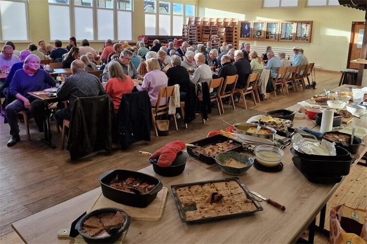 Bräter an Bräter: Die Mitglieder des Bürgervereins spendeten selbst gebackene Döppekooche für den gut gefüllten Saal im Heimathaus.