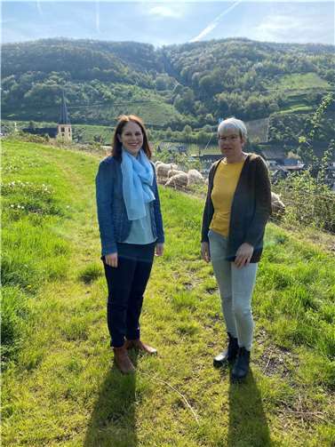 Bräuer bei einem Treffen mit Stefanie Vornhecke (stellv. Vorsitzende im Bauern- und Winzerverband Cochem-Zell u. Vize-Präsidentin im Weinbauverband Mosel).