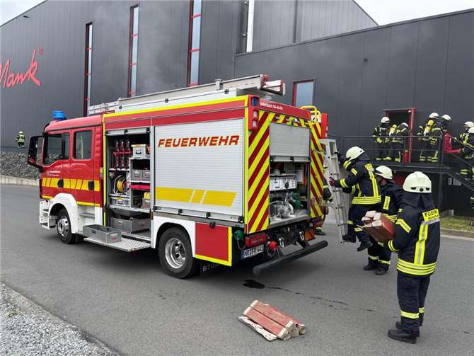 Brand, Rettung, Teamarbeit: Feuerwehrübung in Dernbach.Foto: Feuerwehr VG Puderbach/Alexander Neuer