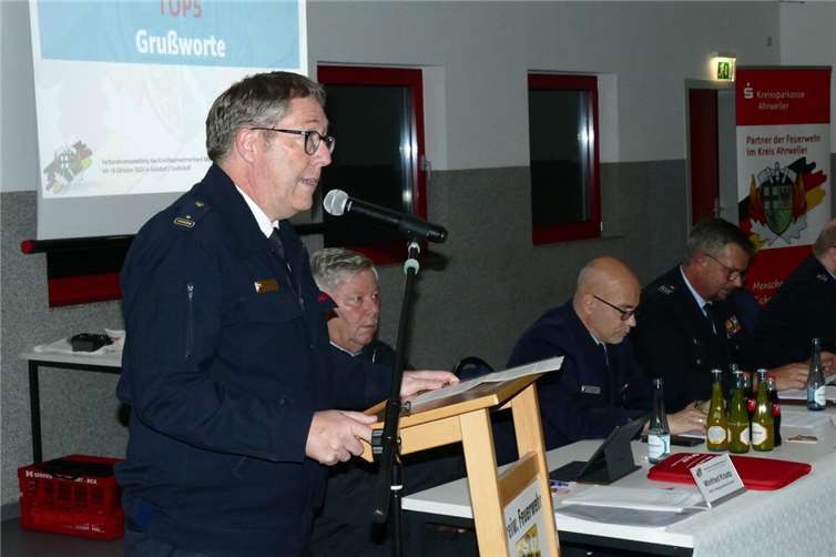 Brand- und Katastrophenschutz-Inspekteur Michael Zimmermann (links) nahm in seinem Grußwort die Verbesserungen im Katastrophenschutz des Kreises Ahrweiler in den Fokus. Foto: DU