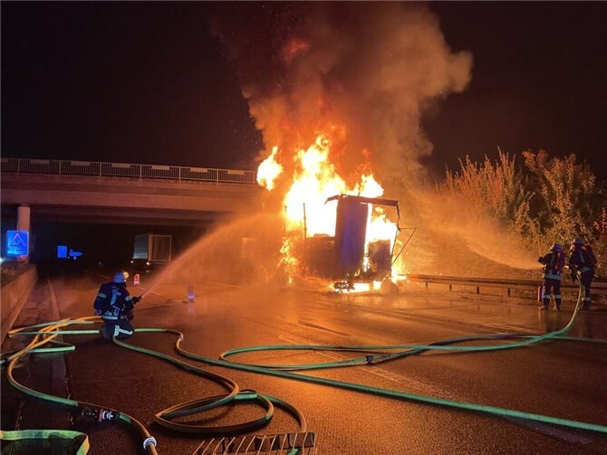 Brandbekämpfung an brennendem LKW Anhänger auf der Autobahn. Foto: Feuerwehr und Rettungsdienst Bonn
