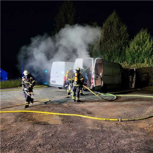 Brandbekämpfung beim Transporter-Brand- Quellen: Freiwillige Feuerwehr Königswinter