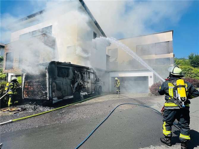 Brandbekämpfung durch Trupps unter Atemschutz: Foto: Freiwillige Feuerwehr Königswinter